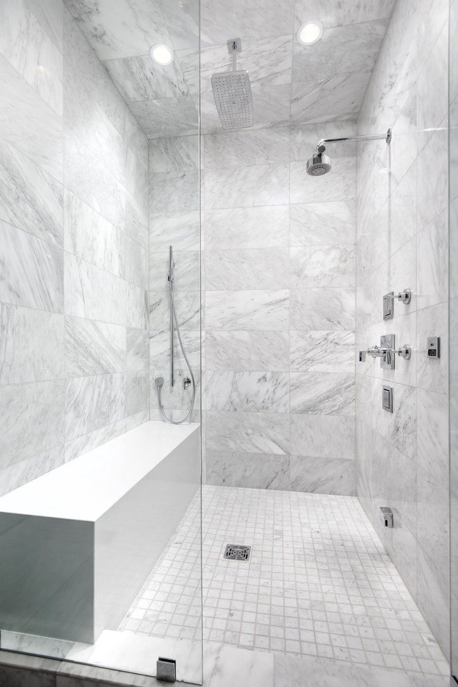 Idée de décoration pour une salle de bain urbaine avec une douche ouverte, un carrelage gris, un sol blanc et un plan de toilette blanc.
