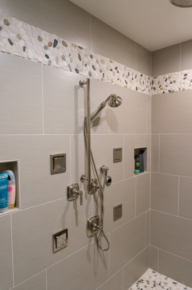Inredning av ett amerikanskt stort en-suite badrum, med en kantlös dusch, grå kakel, kakel i småsten, klinkergolv i keramik, vitt golv och med dusch som är öppen