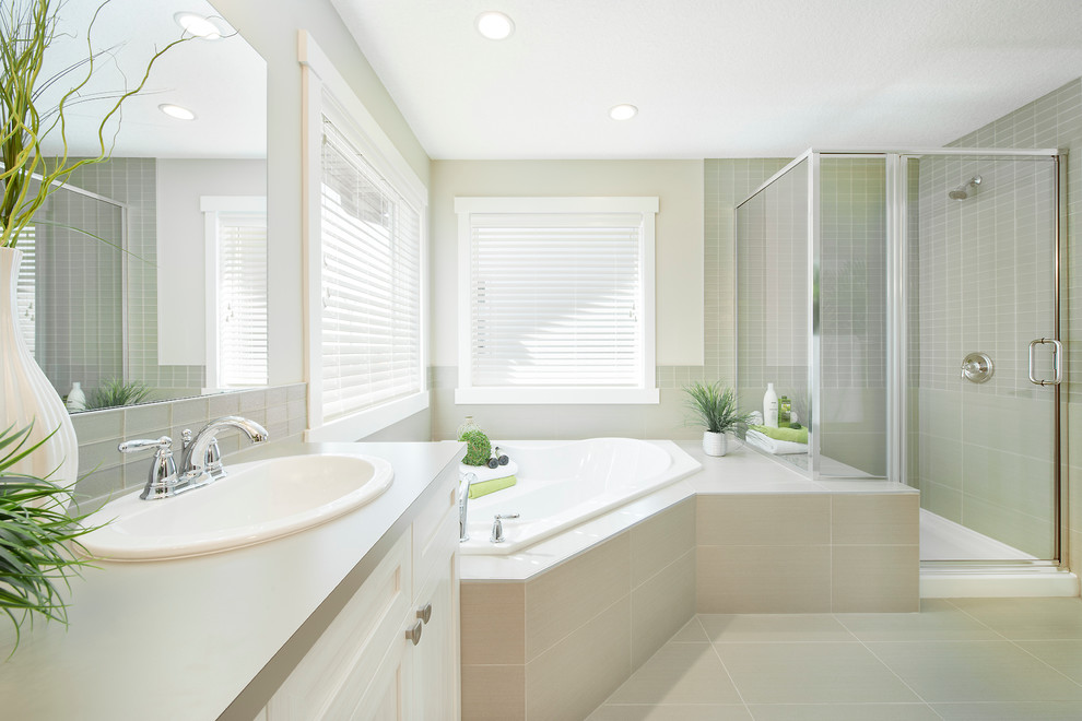 Exemple d'une salle de bain principale tendance avec des portes de placard blanches, une baignoire d'angle, un carrelage beige et des carreaux de céramique.