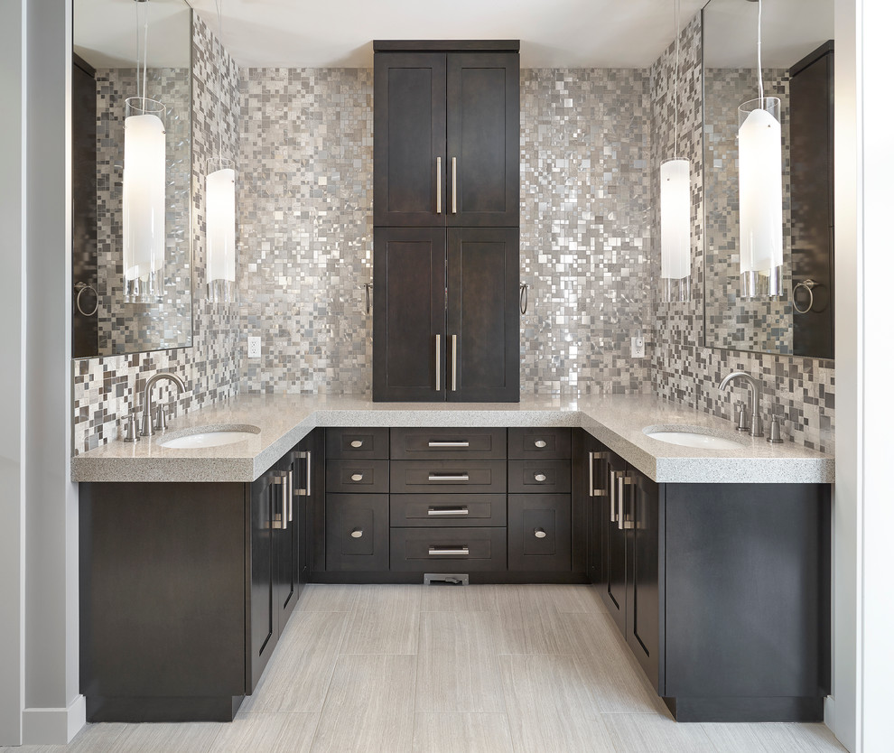 Imagen de cuarto de baño contemporáneo con lavabo bajoencimera, armarios estilo shaker, puertas de armario de madera en tonos medios y baldosas y/o azulejos grises