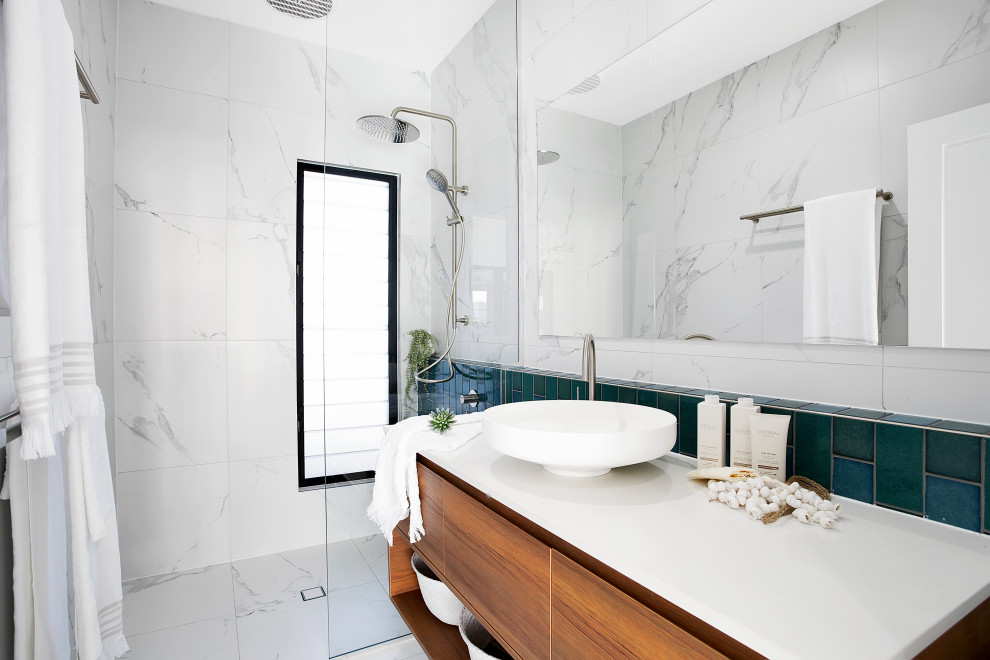 Идея дизайна: ванная комната в современном стиле с плоскими фасадами, коричневыми фасадами, открытым душем, разноцветными стенами, душевой кабиной, настольной раковиной, разноцветным полом, открытым душем, белой столешницей, тумбой под одну раковину и подвесной тумбой