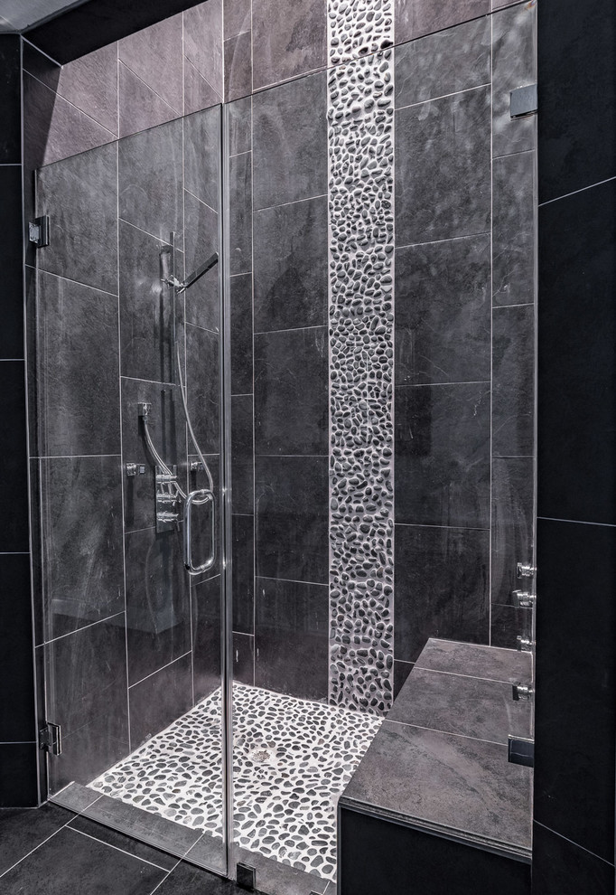 Modern inredning av ett stort en-suite badrum, med luckor med upphöjd panel, grå skåp, en dusch i en alkov, en toalettstol med separat cisternkåpa, svart kakel, porslinskakel, grå väggar, klinkergolv i porslin, ett undermonterad handfat och granitbänkskiva