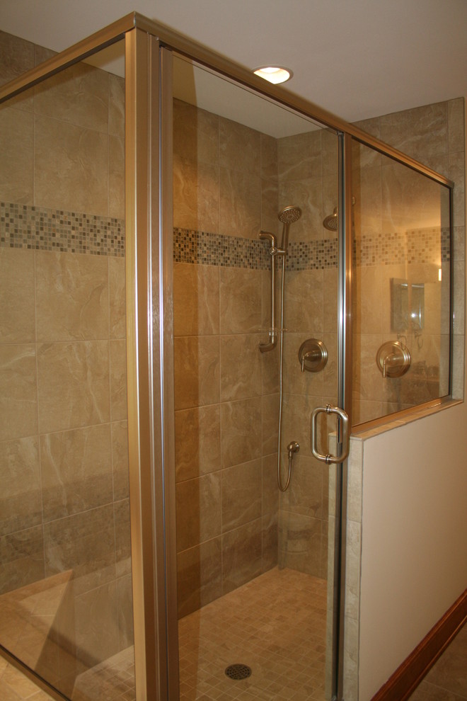 Inspiration för ett rustikt en-suite badrum, med beige väggar och klinkergolv i keramik