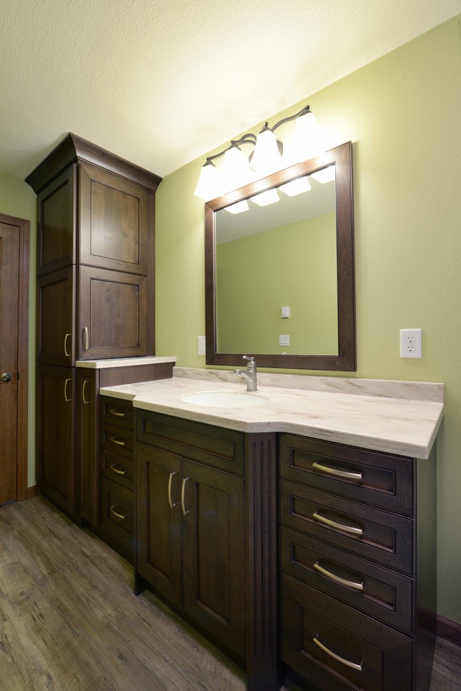 Idéer för små vintage en-suite badrum, med släta luckor, vita skåp, gröna väggar, laminatgolv, ett undermonterad handfat och bänkskiva i kvartsit