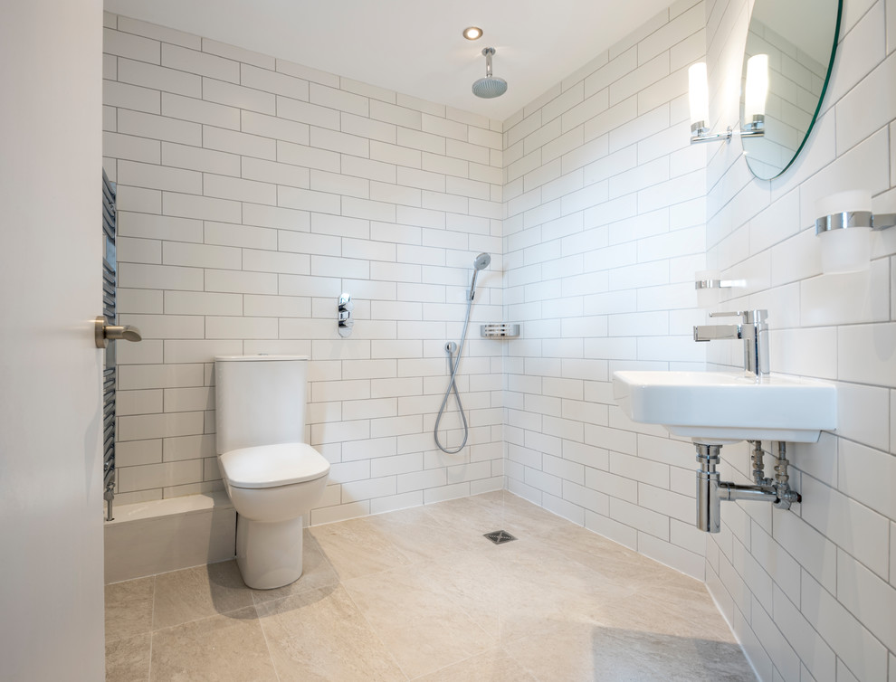 Foto de cuarto de baño marinero de tamaño medio con ducha abierta, baldosas y/o azulejos blancos, paredes blancas, aseo y ducha, suelo beige y ducha abierta