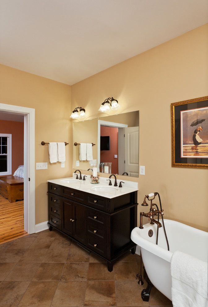 Foto di una stanza da bagno tradizionale di medie dimensioni con lavabo a consolle, consolle stile comò, ante nere, vasca con piedi a zampa di leone e pavimento con piastrelle in ceramica