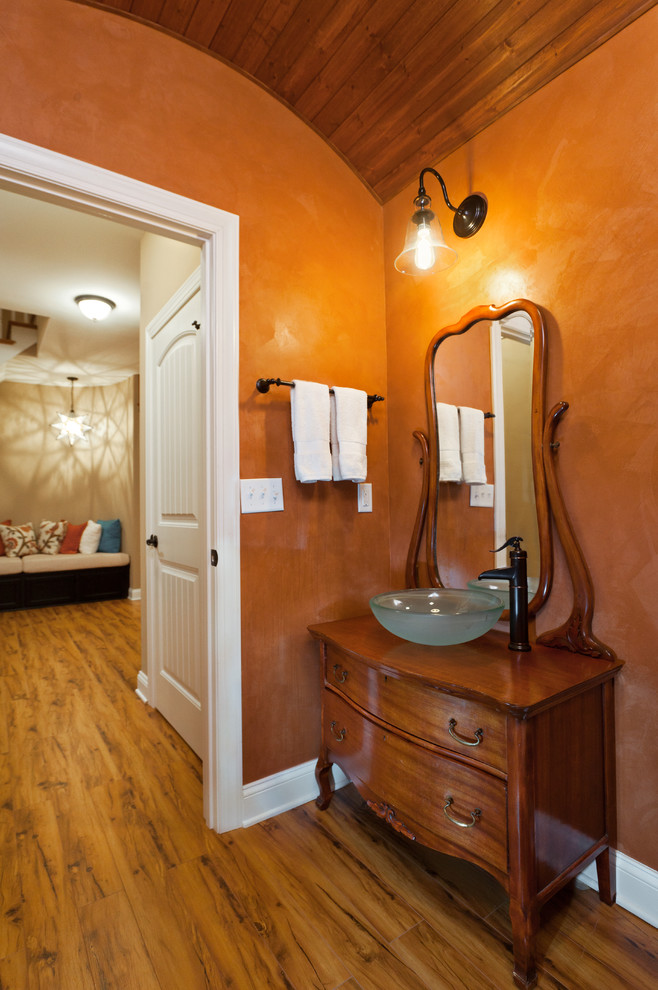 フィラデルフィアにある小さなトラディショナルスタイルのおしゃれな浴室 (ベッセル式洗面器、家具調キャビネット、ラミネートの床) の写真