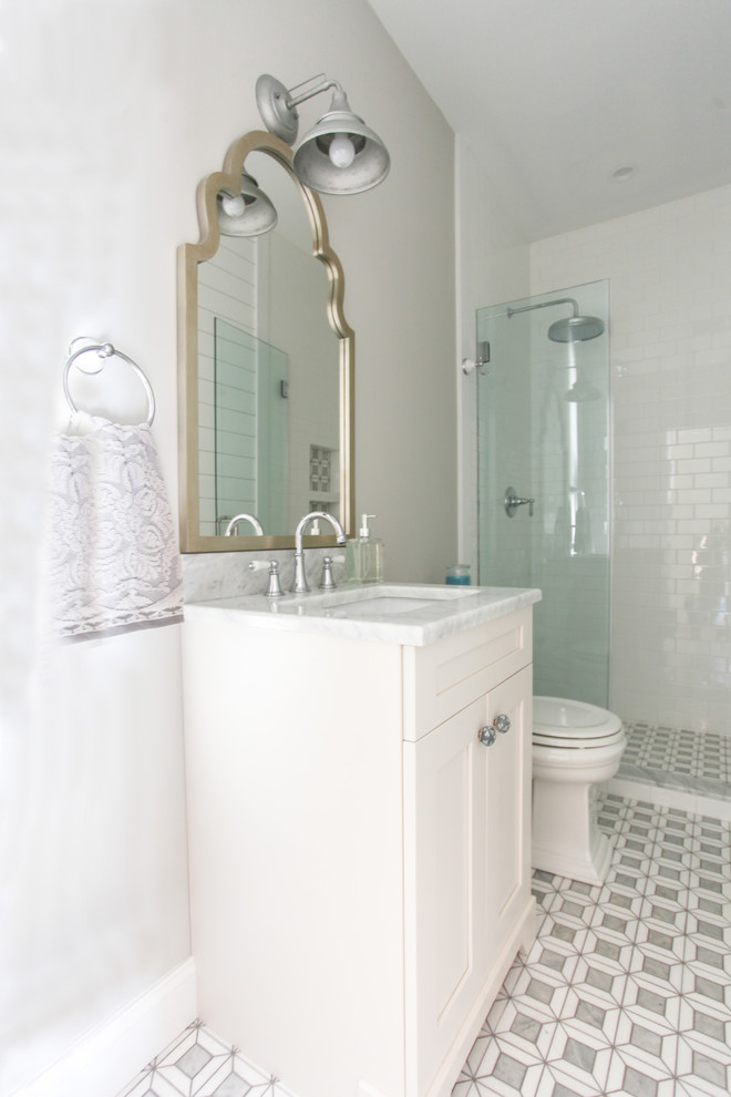Foto di una stanza da bagno stile marinaro di medie dimensioni con ante bianche, doccia doppia, pareti grigie, pavimento in marmo, lavabo sottopiano, top in marmo e porta doccia a battente