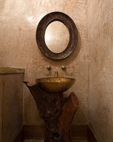 Foto di una stanza da bagno rustica di medie dimensioni con consolle stile comò, ante in legno bruno, WC a due pezzi, pareti beige, parquet scuro, lavabo a bacinella e top in legno
