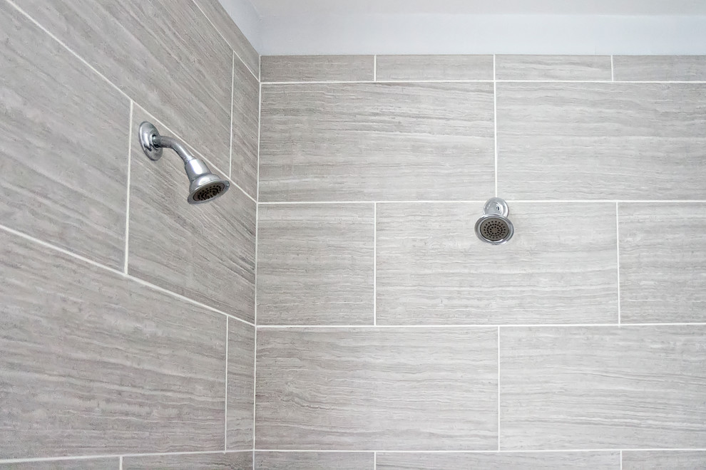 Idéer för att renovera ett mellanstort funkis en-suite badrum, med skåp i shakerstil, vita skåp, ett fristående badkar, vita väggar, betonggolv, ett undermonterad handfat, bänkskiva i betong, en hörndusch, grå kakel och porslinskakel