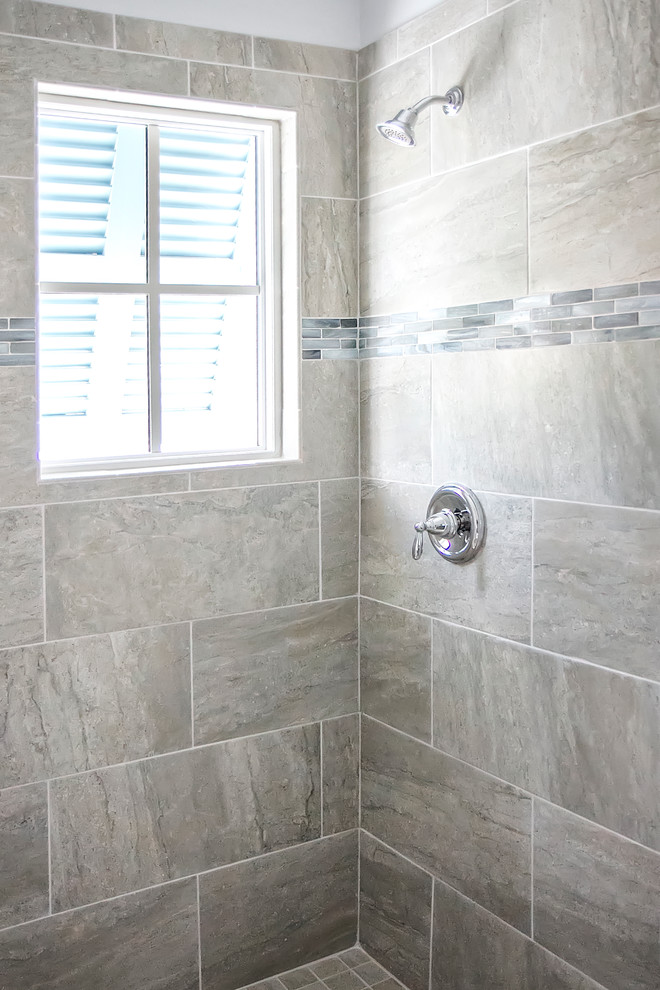 Foto di una stanza da bagno con doccia stile marinaro di medie dimensioni con ante in stile shaker, ante grigie, piastrelle grigie, piastrelle in pietra, pareti bianche, lavabo sottopiano e top in granito