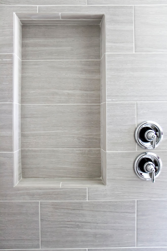 Modern inredning av ett mellanstort en-suite badrum, med skåp i shakerstil, vita skåp, ett fristående badkar, en hörndusch, grå kakel, porslinskakel, vita väggar, betonggolv, ett undermonterad handfat och bänkskiva i betong