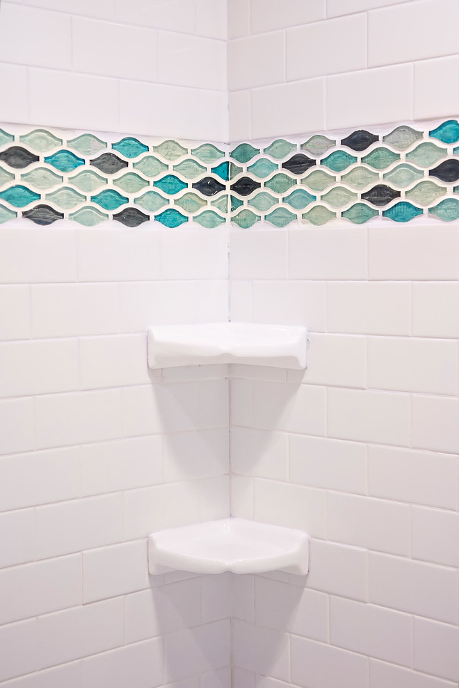 Свежая идея для дизайна: ванная комната среднего размера в морском стиле с отдельно стоящей ванной, синей плиткой, белой плиткой, плиткой кабанчик и душевой кабиной - отличное фото интерьера