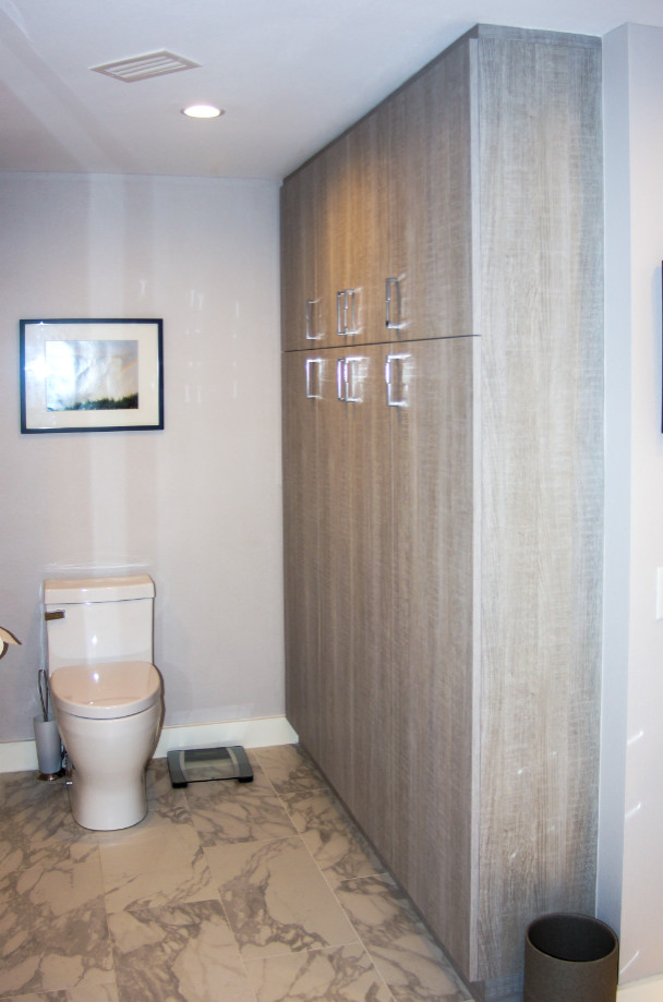 Cette photo montre une salle de bain principale tendance de taille moyenne avec meuble simple vasque et meuble-lavabo suspendu.