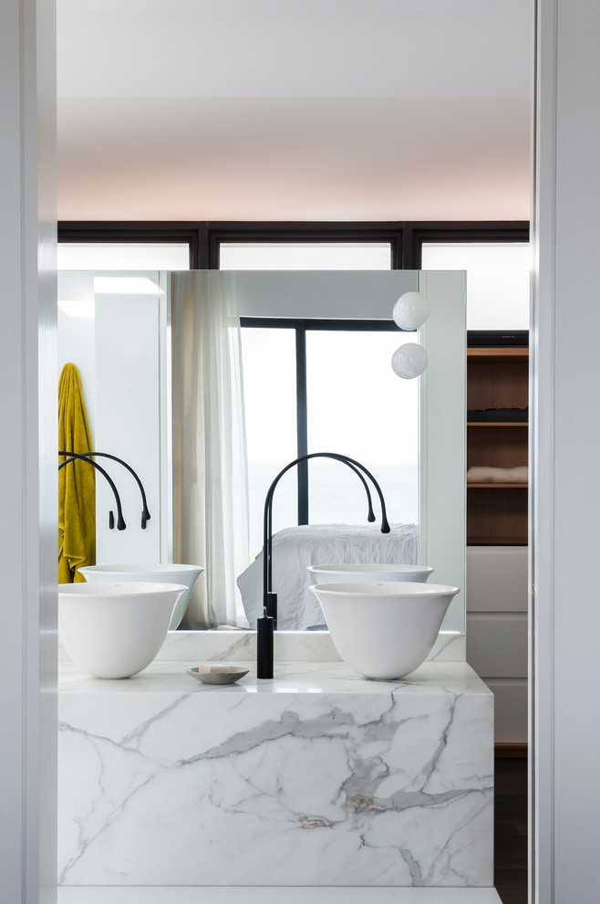 Идея дизайна: большая главная ванная комната в стиле модернизм с полновстраиваемой ванной, душевой комнатой, инсталляцией, белыми стенами, полом из керамогранита, настольной раковиной и мраморной столешницей