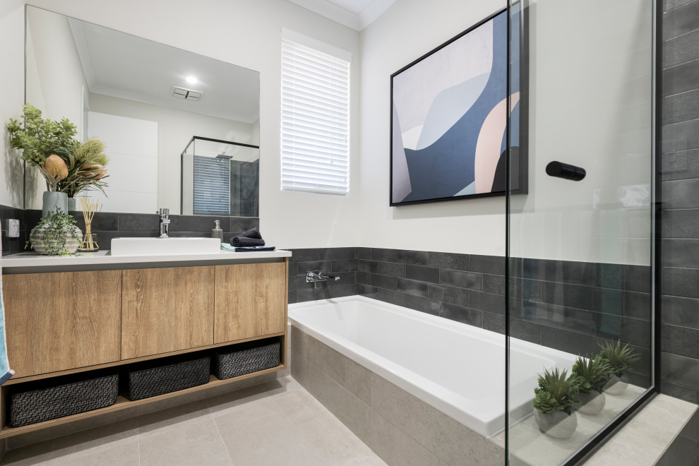 Idéer för mellanstora funkis vitt badrum med dusch, med släta luckor, beige skåp, ett platsbyggt badkar, en dusch/badkar-kombination, grå kakel, vita väggar, klinkergolv i porslin, ett fristående handfat, beiget golv och med dusch som är öppen
