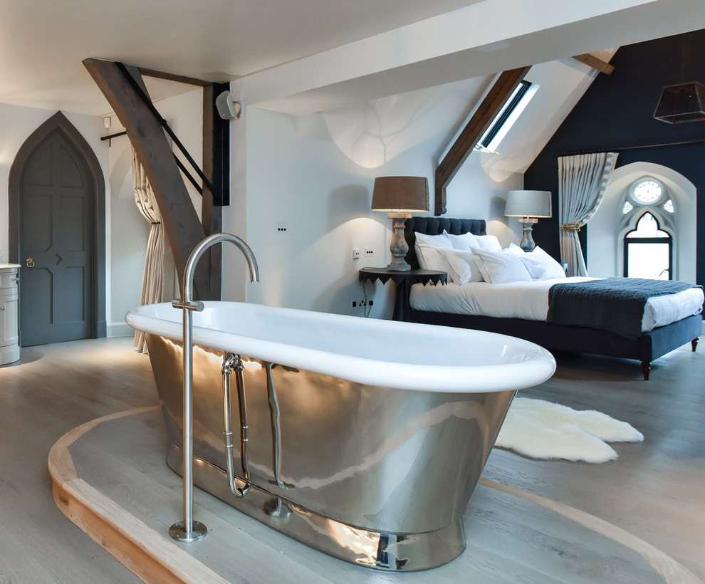 Стильный дизайн: главная ванная комната в стиле фьюжн с отдельно стоящей ванной - последний тренд