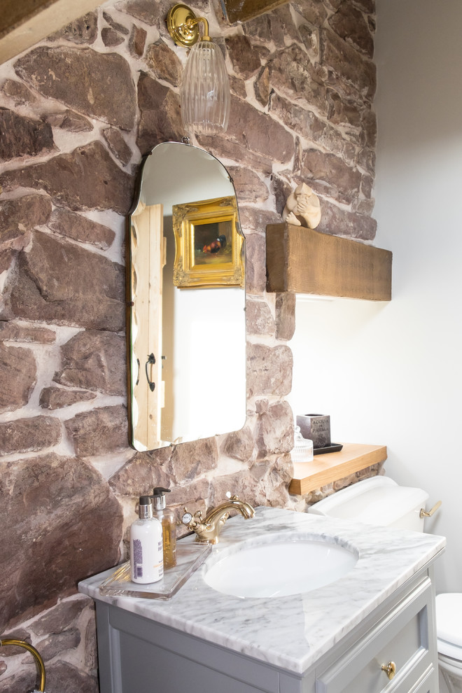 Idées déco pour une petite salle de bain victorienne pour enfant avec un placard en trompe-l'oeil, des portes de placard grises, une baignoire sur pieds, un combiné douche/baignoire, WC séparés, un carrelage noir et blanc, des carreaux de porcelaine, un mur gris, un sol en carrelage de porcelaine, un lavabo encastré et un plan de toilette en marbre.