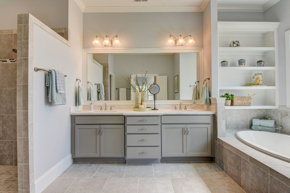 Idéer för ett klassiskt vit en-suite badrum, med skåp i shakerstil, grå skåp, ett platsbyggt badkar, en öppen dusch, beige kakel, grå väggar, ett undermonterad handfat, grått golv och med dusch som är öppen