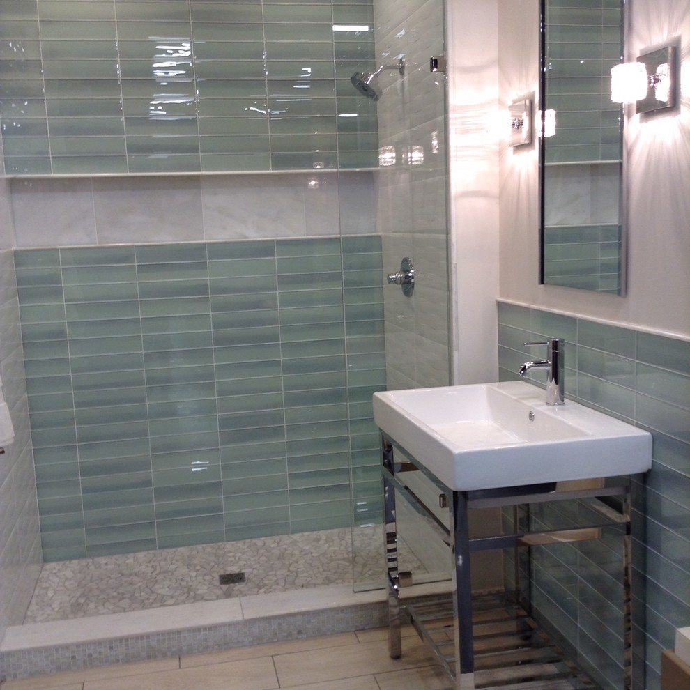 Réalisation d'une salle de bain minimaliste avec un carrelage en pâte de verre et un sol en marbre.