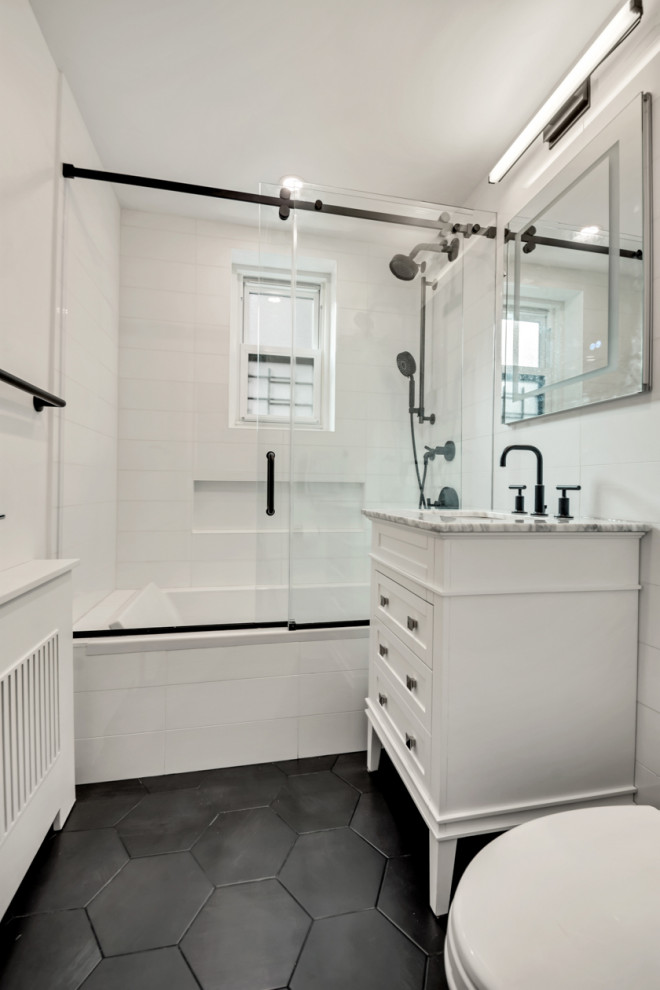 Источник вдохновения для домашнего уюта: главная ванная комната среднего размера в классическом стиле с фасадами в стиле шейкер, белыми фасадами, накладной ванной, душем над ванной, унитазом-моноблоком, белой плиткой, плиткой кабанчик, белыми стенами, врезной раковиной, мраморной столешницей, душем с раздвижными дверями и разноцветной столешницей