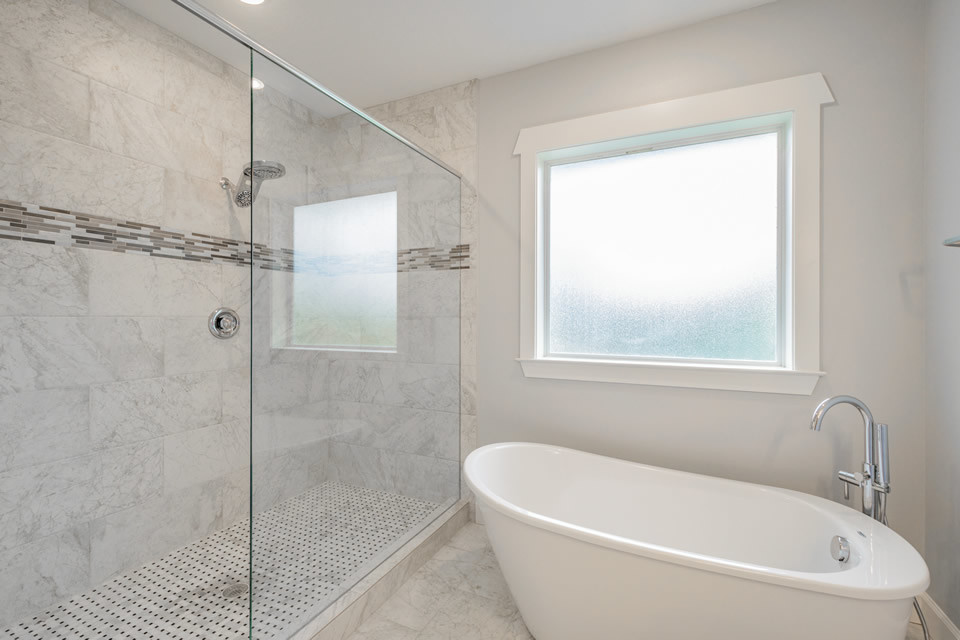 Свежая идея для дизайна: главная ванная комната среднего размера в современном стиле с фасадами с утопленной филенкой, серыми фасадами, отдельно стоящей ванной, душем в нише, раздельным унитазом, серой плиткой, белой плиткой, мраморной плиткой, серыми стенами, мраморным полом, врезной раковиной, мраморной столешницей, серым полом и душем с распашными дверями - отличное фото интерьера