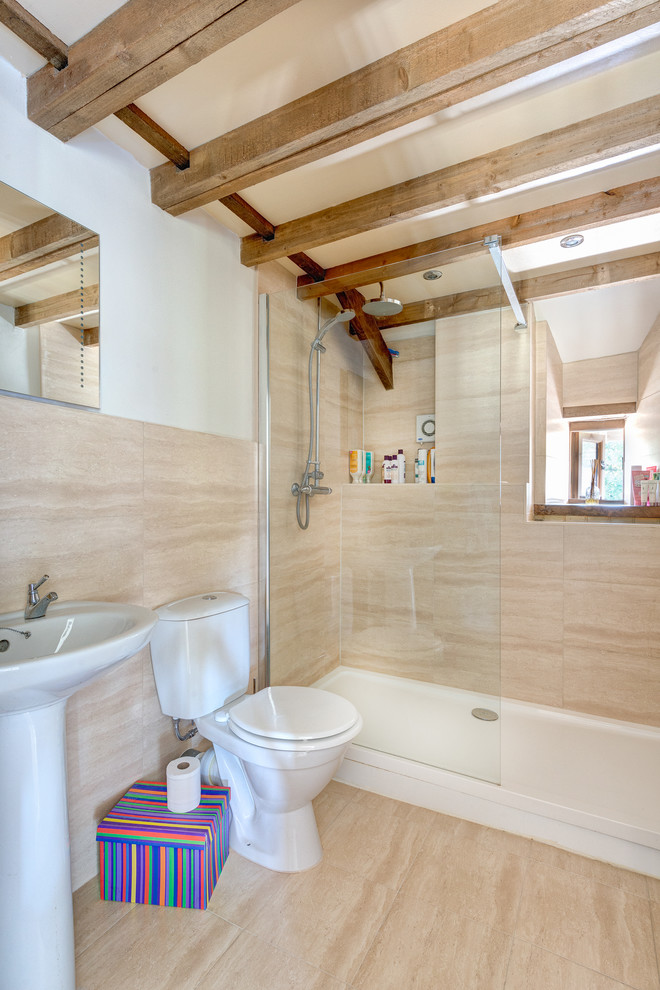 Свежая идея для дизайна: ванная комната в стиле кантри с раковиной с пьедесталом - отличное фото интерьера
