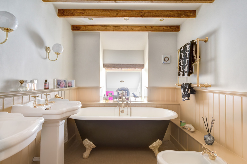 Landhaus Badezimmer mit Bidet, Löwenfuß-Badewanne und Sockelwaschbecken in Devon