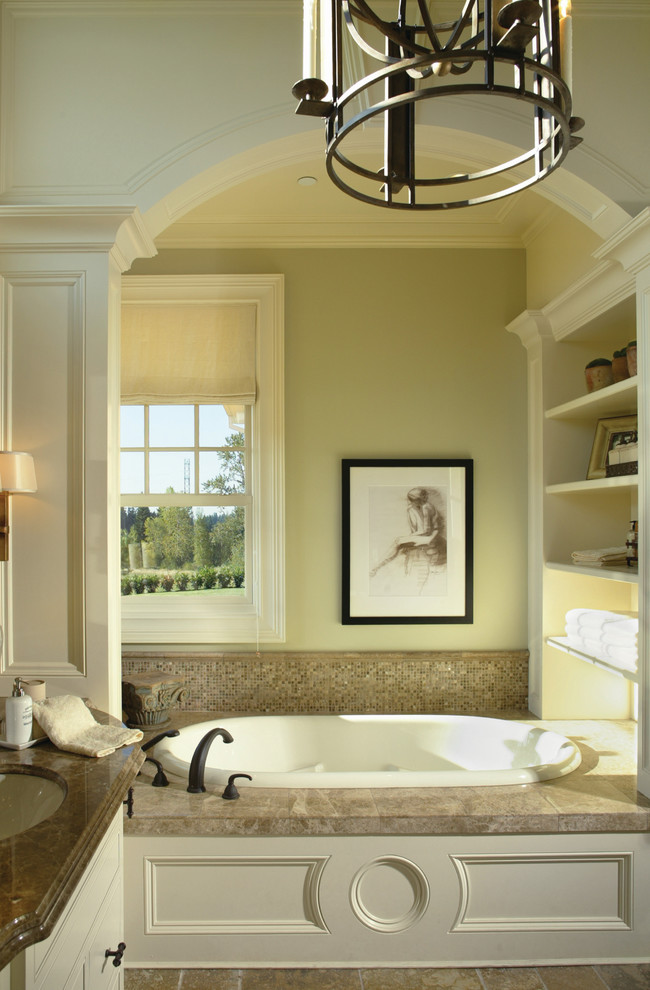 Пример оригинального дизайна: ванная комната в классическом стиле с врезной раковиной, белыми фасадами, накладной ванной, бежевой плиткой и плиткой мозаикой