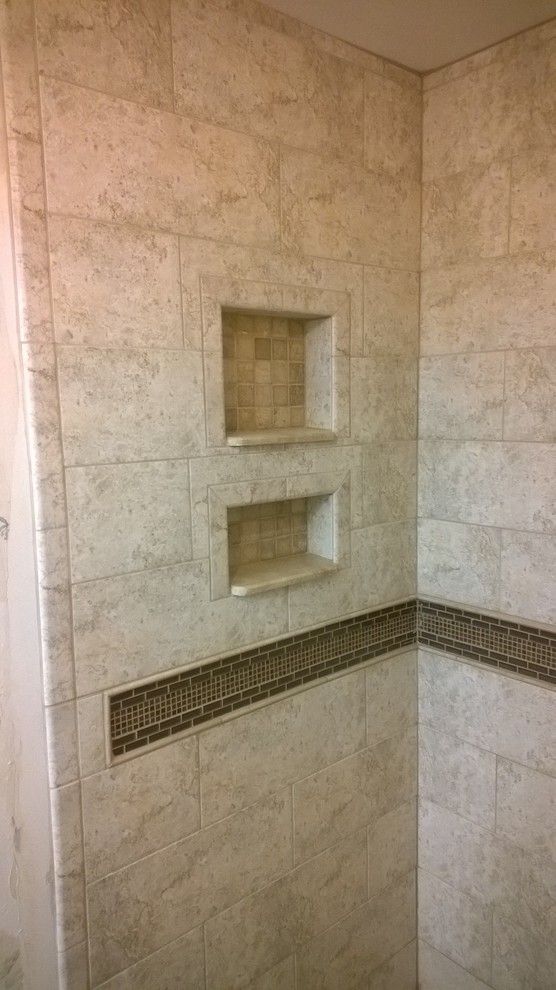 Esempio di una stanza da bagno padronale minimal di medie dimensioni con doccia alcova, WC monopezzo, piastrelle beige, piastrelle in gres porcellanato, pareti beige, pavimento in gres porcellanato, pavimento grigio e porta doccia scorrevole