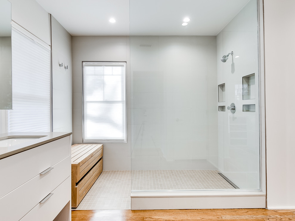 Foto de cuarto de baño infantil minimalista con baldosas y/o azulejos grises, baldosas y/o azulejos de cerámica, suelo de madera clara y encimera de cuarcita