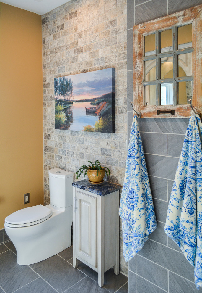Diseño de cuarto de baño clásico renovado con armarios tipo mueble, puertas de armario grises, ducha abierta, baldosas y/o azulejos grises, encimera de granito y lavabo bajoencimera