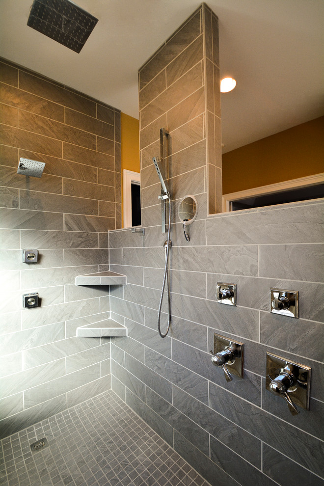 Idée de décoration pour une salle de bain tradition avec un placard en trompe-l'oeil, des portes de placard grises, une douche ouverte, un carrelage gris, un plan de toilette en granite et un lavabo encastré.