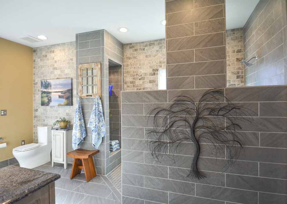 Пример оригинального дизайна: ванная комната в стиле неоклассика (современная классика) с фасадами островного типа, серыми фасадами, открытым душем, серой плиткой, столешницей из гранита и врезной раковиной