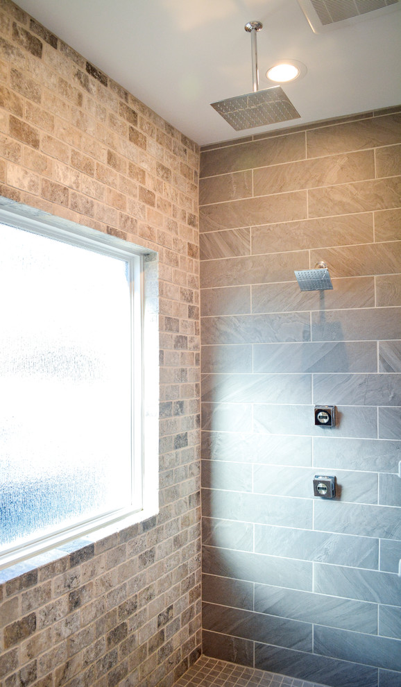Idee per una stanza da bagno chic con consolle stile comò, ante grigie, doccia aperta, piastrelle grigie, top in granito e lavabo sottopiano