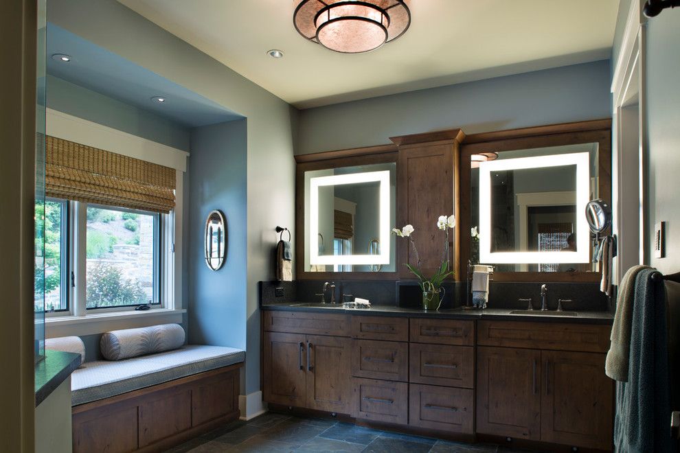 Foto di una stanza da bagno rustica con lavabo sottopiano, ante in stile shaker, ante in legno bruno, top in granito, piastrelle grigie, piastrelle in pietra, pareti blu e pavimento in ardesia