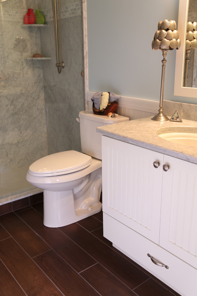 Foto på ett mellanstort maritimt badrum med dusch, med skåp i shakerstil, vita skåp, granitbänkskiva, brun kakel, blå väggar, klinkergolv i keramik, ett undermonterad handfat, en öppen dusch, en toalettstol med separat cisternkåpa, keramikplattor, brunt golv och dusch med gångjärnsdörr