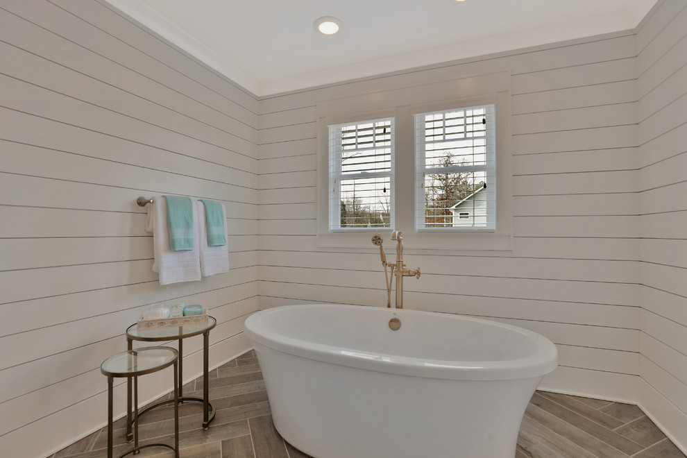 Bild på ett lantligt en-suite badrum, med ett fristående badkar, vit kakel, vita väggar, mosaikgolv, marmorbänkskiva och grått golv