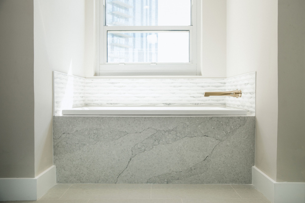 Exempel på ett mellanstort klassiskt vit vitt en-suite badrum, med släta luckor, blå skåp, ljust trägolv, brunt golv, ett hörnbadkar, en hörndusch, vit kakel, marmorkakel, vita väggar, ett nedsänkt handfat, bänkskiva i kvarts och dusch med gångjärnsdörr