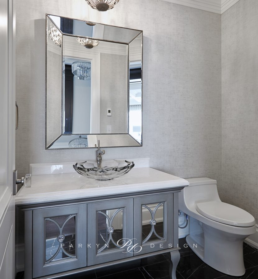 Mittelgroßes Klassisches Duschbad mit Glasfronten, grauen Schränken, Toilette mit Aufsatzspülkasten, beiger Wandfarbe, Keramikboden, Aufsatzwaschbecken, Quarzit-Waschtisch, schwarzem Boden, weißer Waschtischplatte, Einzelwaschbecken, eingebautem Waschtisch und Tapetenwänden in Toronto