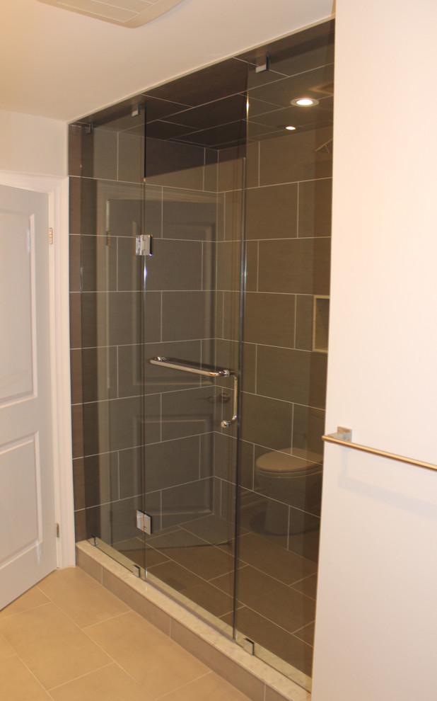 Пример оригинального дизайна: ванная комната среднего размера в стиле неоклассика (современная классика) с душем в нише, унитазом-моноблоком, черной плиткой, керамогранитной плиткой, белыми стенами и полом из керамогранита