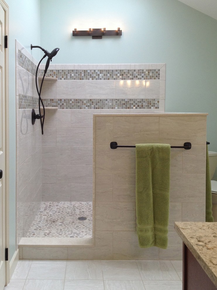 Mittelgroßes Modernes Badezimmer En Suite mit Marmor-Waschbecken/Waschtisch, Wandtoilette mit Spülkasten, beigen Fliesen, Keramikfliesen, grüner Wandfarbe und Marmorboden in Philadelphia