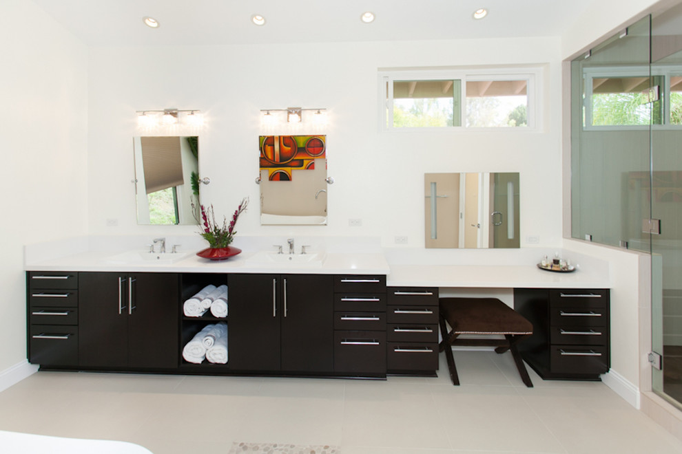 Modernes Badezimmer mit flächenbündigen Schrankfronten, schwarzen Schränken, Duschnische und weißer Wandfarbe in Los Angeles