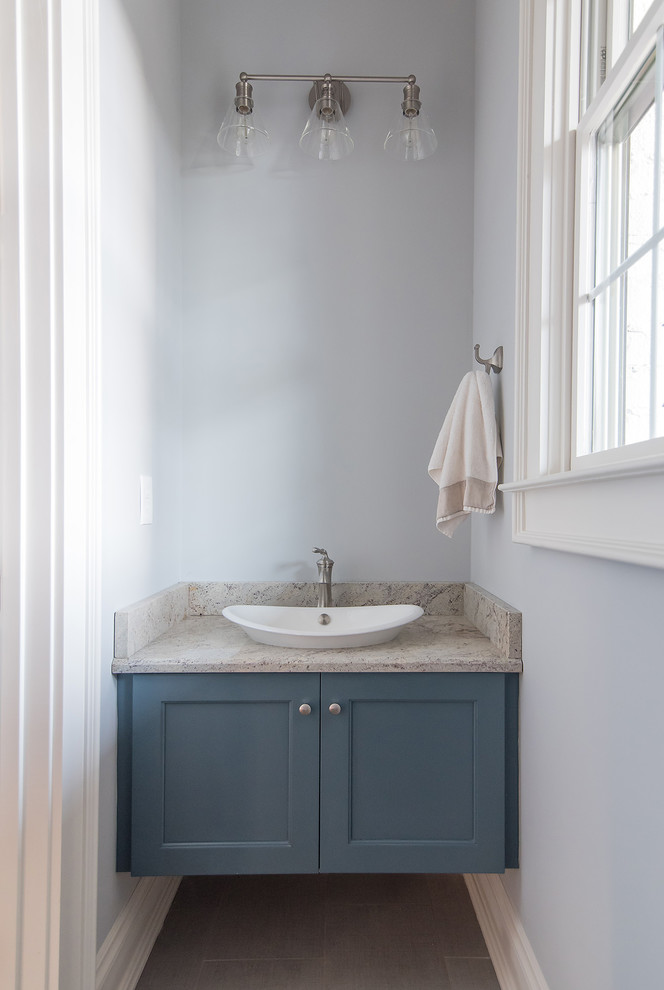 Ispirazione per una piccola stanza da bagno con doccia country con ante in stile shaker, ante blu, top in granito e top beige