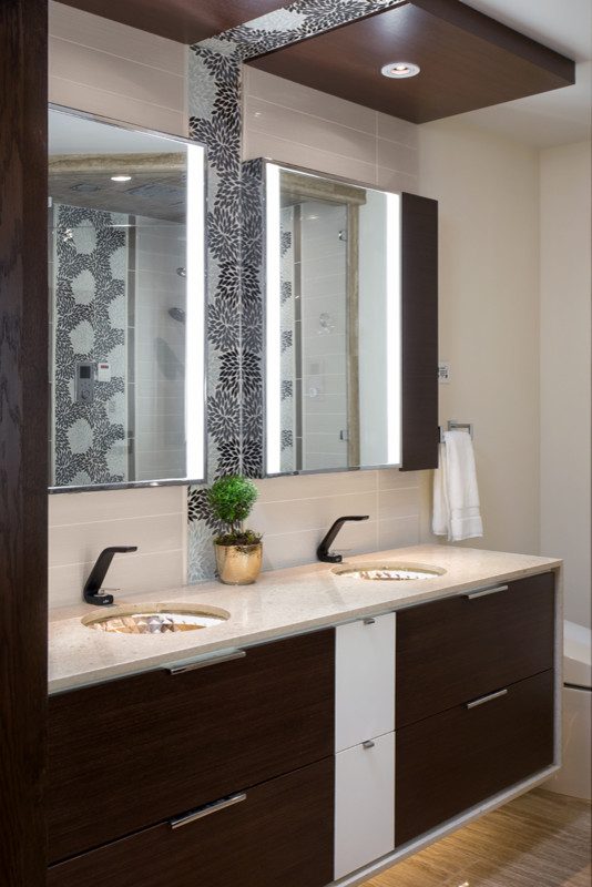 Immagine di una piccola stanza da bagno padronale minimal con lavabo sottopiano, ante lisce, ante in legno bruno, top in quarzo composito, lastra di vetro, pareti beige e pavimento in marmo
