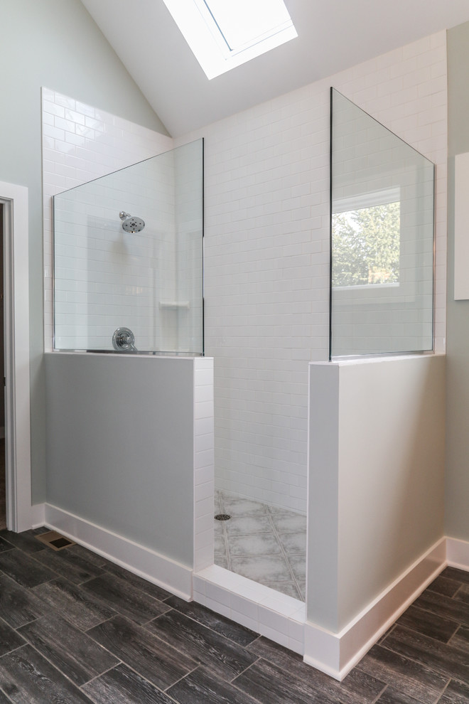 Aménagement d'une salle de bain principale craftsman en bois foncé de taille moyenne avec un placard à porte plane, une douche ouverte, un carrelage gris, des carreaux de céramique, un mur gris, un sol en carrelage de céramique, un lavabo encastré et un plan de toilette en granite.