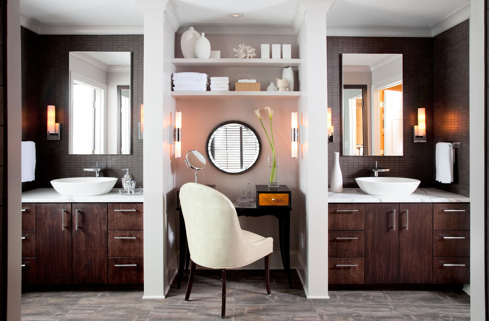 Foto de cuarto de baño tradicional con lavabo sobreencimera, armarios con paneles lisos, puertas de armario de madera en tonos medios, baldosas y/o azulejos marrones y baldosas y/o azulejos en mosaico