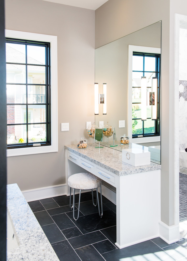 Idéer för att renovera ett mellanstort amerikanskt en-suite badrum, med släta luckor, vita skåp, grå kakel, beige väggar, skiffergolv och granitbänkskiva