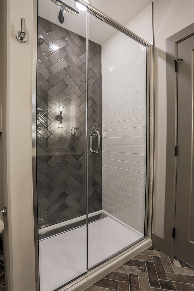 Стильный дизайн: ванная комната в стиле модернизм с фасадами в стиле шейкер, ванной в нише, душем в нише, раздельным унитазом, кирпичным полом, душевой кабиной, врезной раковиной, столешницей из искусственного кварца и душем с распашными дверями - последний тренд