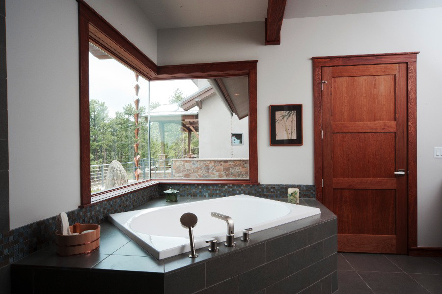 Cette image montre une salle de bain principale asiatique avec une baignoire posée, un carrelage gris, un mur blanc, des carreaux de porcelaine et un sol en carrelage de porcelaine.